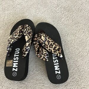 💥 3 for $12 💥Platform leopard flip flops